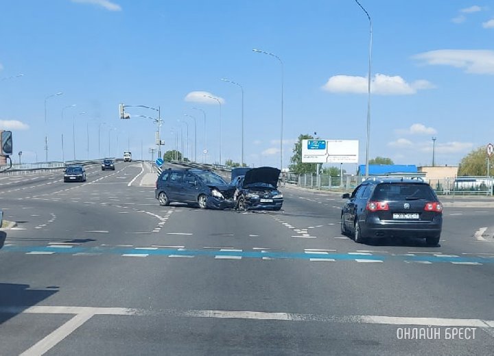 В Бресте сильно столкнулись Peugeot и Opel