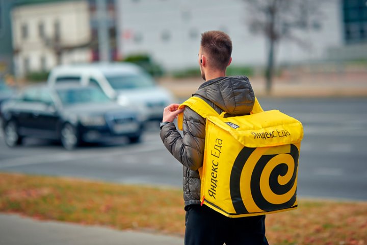 Студент рассказал, сколько зарабатывает в Я-доставке