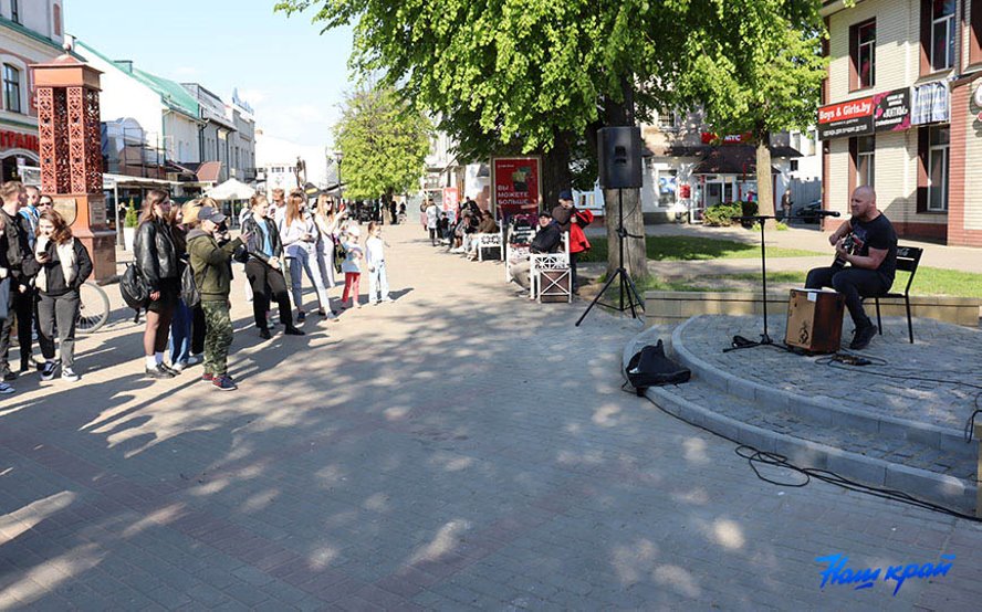Сцена для уличных музыкантов начала работать в Барановичах
