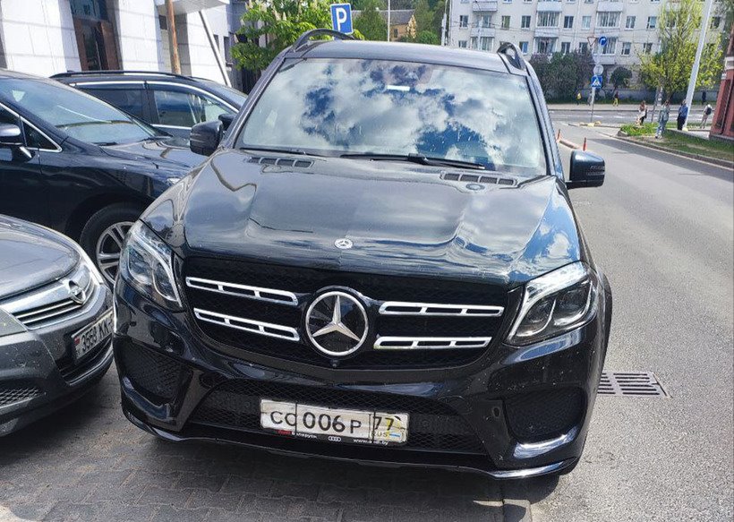 У вас номер отклеился. Странные метаморфозы с табличками