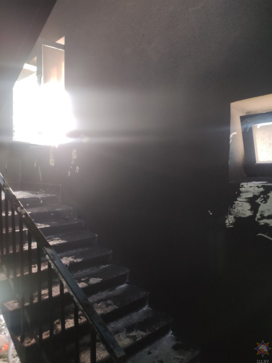 Акриловая ванна загорелась между этажами многоэтажки в Бобруйске