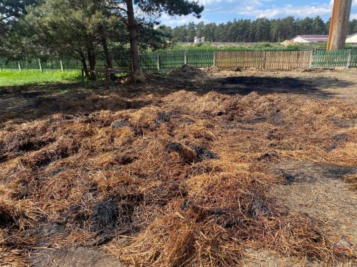 В Ивацевичском районе огнем уничтожено 2,4 тонны соломы