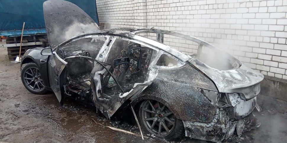 В Могилеве сгорела Tesla. Оказалось, пожар произошел из-за плохого ремонта