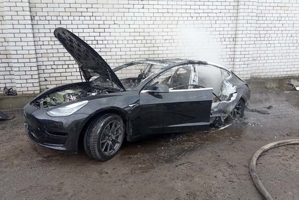 В Могилеве сгорела Tesla. Оказалось, пожар произошел из-за плохого ремонта