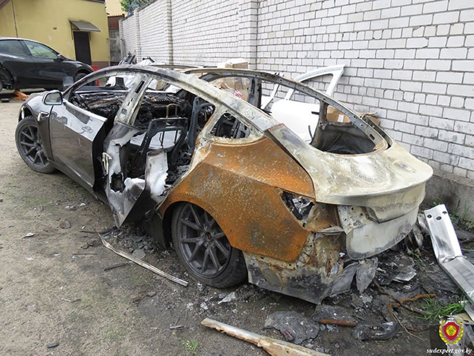 В Могилеве сгорела Tesla. Оказалось, пожар произошел из-за плохого ремонта
