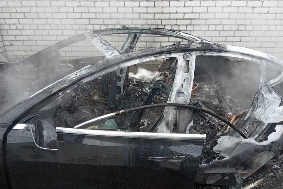 В Могилеве сгорела Tesla. Оказалось, пожар произошел из-за плохого ремонта