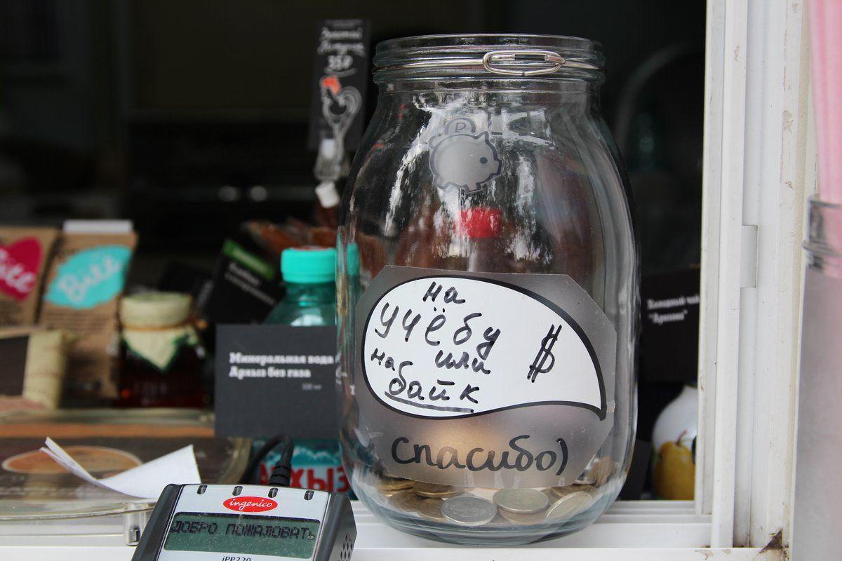 «Когда носишься туда-сюда, — ждешь, что тебя отблагодарят». Cколько белорусы оставляют на чай официантам