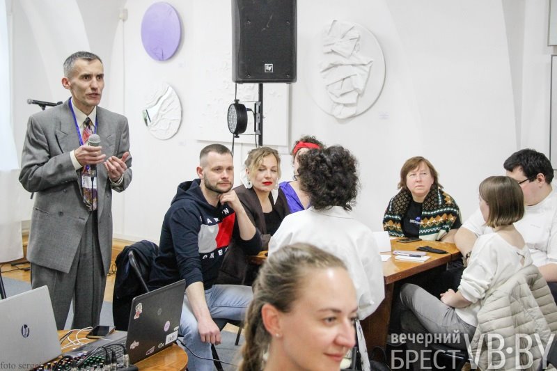 Малиновые пиджаки и «зайцы». В художественном музее Бреста прошла ностальгическая ночь