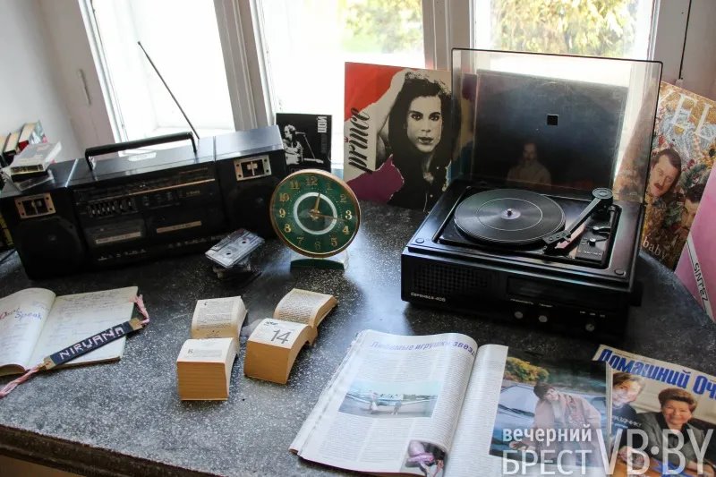 Малиновые пиджаки и «зайцы». В художественном музее Бреста прошла ностальгическая ночь