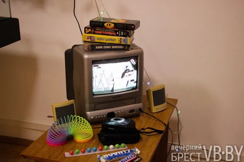 Малиновые пиджаки и «зайцы». В художественном музее Бреста прошла ностальгическая ночь