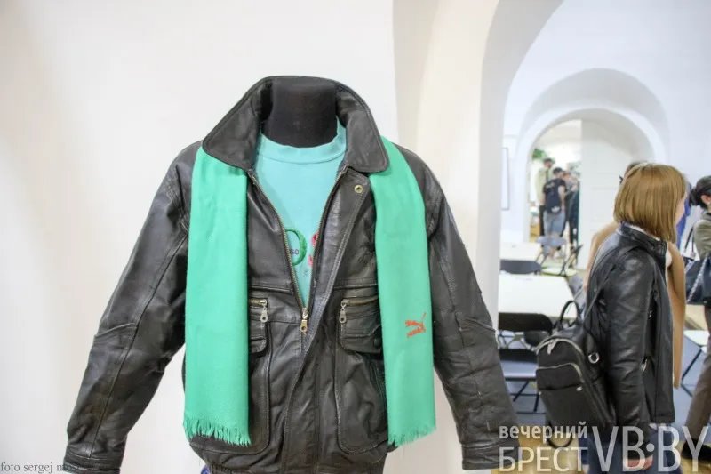 Малиновые пиджаки и «зайцы». В художественном музее Бреста прошла ностальгическая ночь