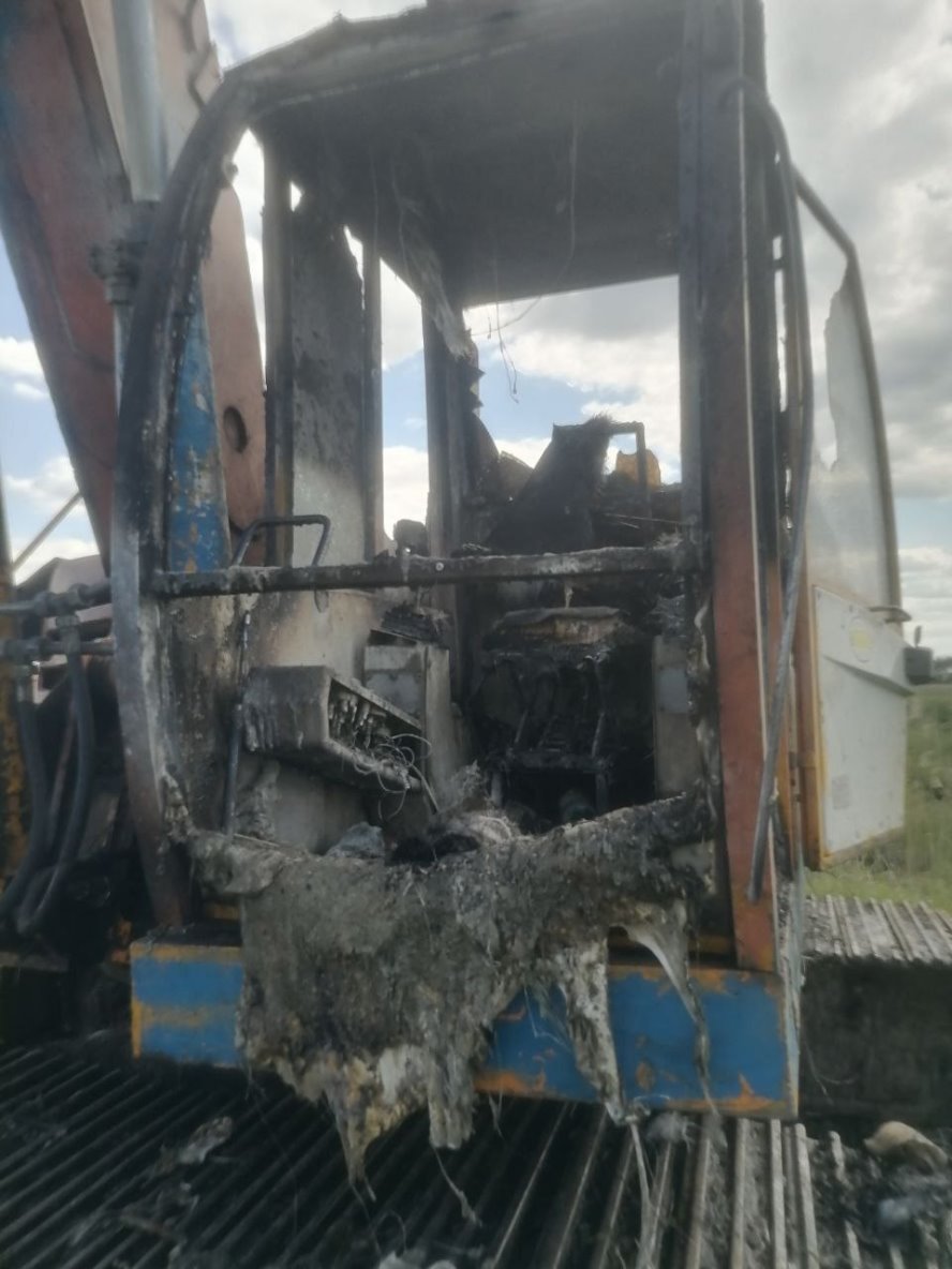 Дом и экскаватор горели в Пинском районе