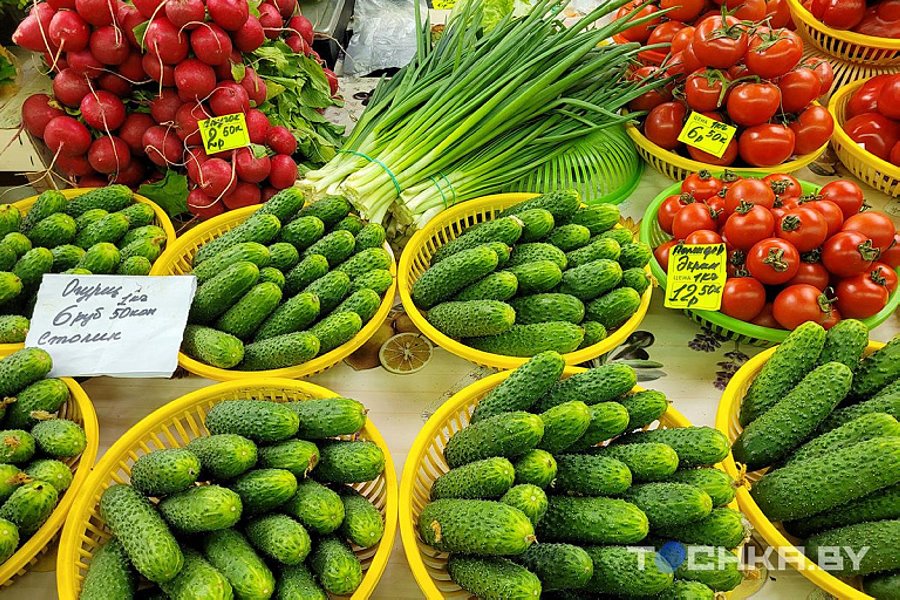 На минских рынках появились столинские огурцы – почем продают