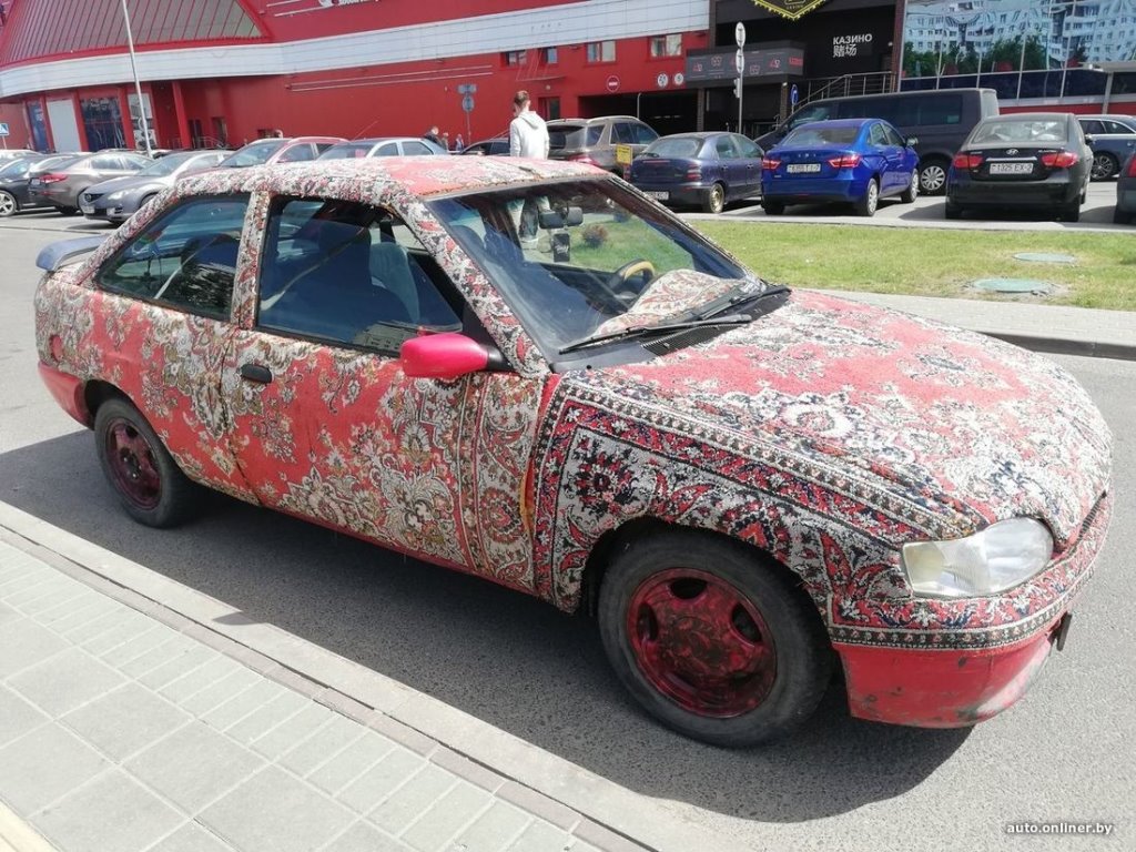 В Беларуси заметили Ford с отделкой из ковра