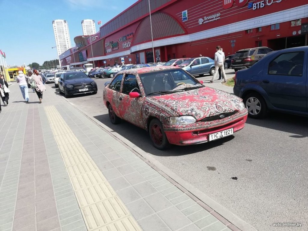 В Беларуси заметили Ford с отделкой из ковра