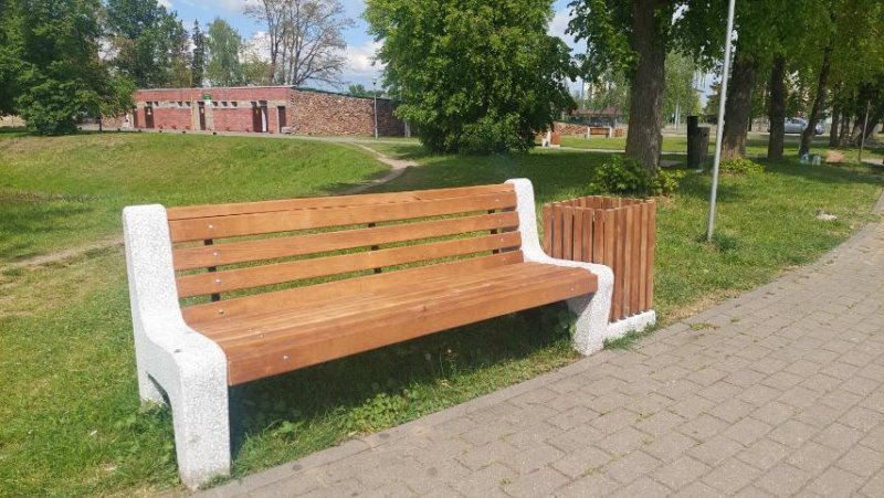 В Брестской крепости установили 33 новые скамьи и 38 урн для мусора