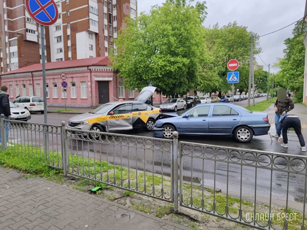 В Бресте такси с пассажирами попало в ДТП
