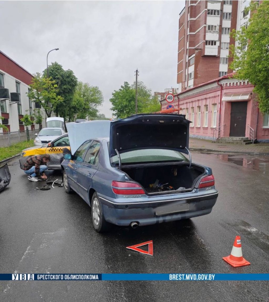 В Бресте такси с пассажирами попало в ДТП