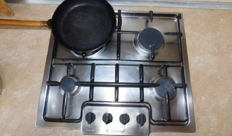 25-летний мужчина и 55-летняя женщина сняли квартиру на сутки и погибли в ней