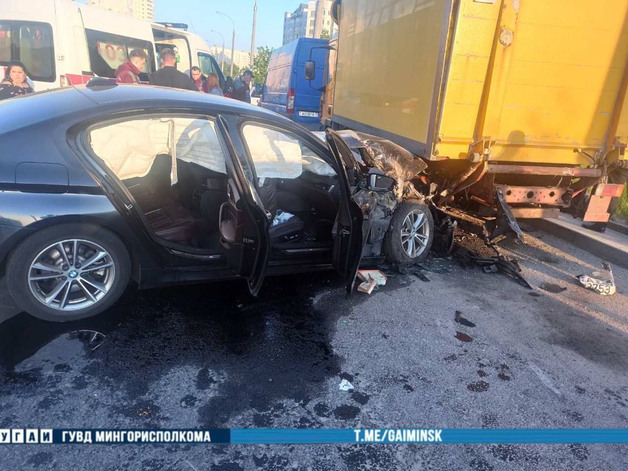 Жесткое ДТП в Минске: водитель BMW врезался в припаркованный грузовик.