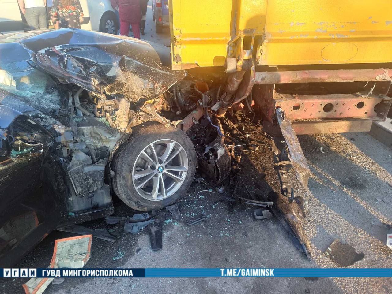 Жесткое ДТП в Минске: водитель BMW врезался в припаркованный грузовик.