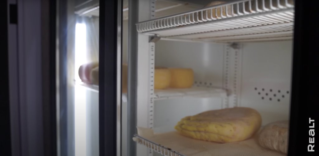 «Приехал отдохнуть — и остался жить». Молодой белорус поселился в деревне, завел хозяйство и делает сыр