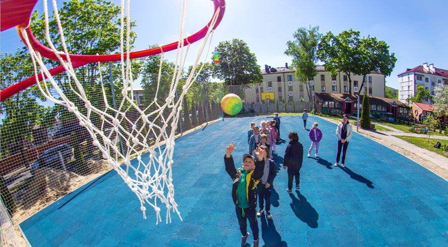 Новая спортивно-игровая площадка для детей появилась на территории начальной школы №5 в Бресте
