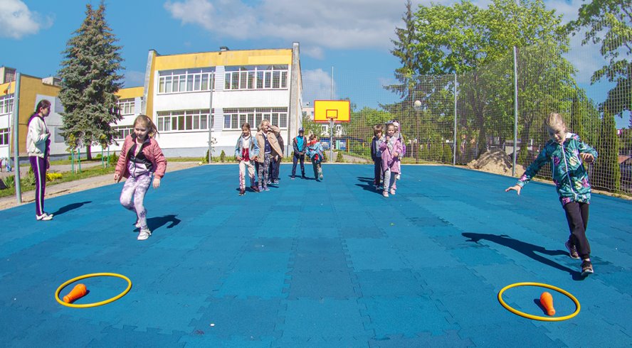 Новая спортивно-игровая площадка для детей появилась на территории начальной школы №5 в Бресте