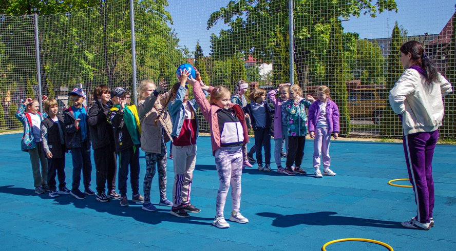 Новая спортивно-игровая площадка для детей появилась на территории начальной школы №5 в Бресте