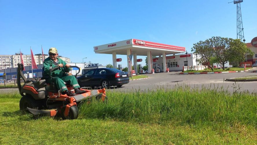 В Бресте ведется интенсивный покос травы