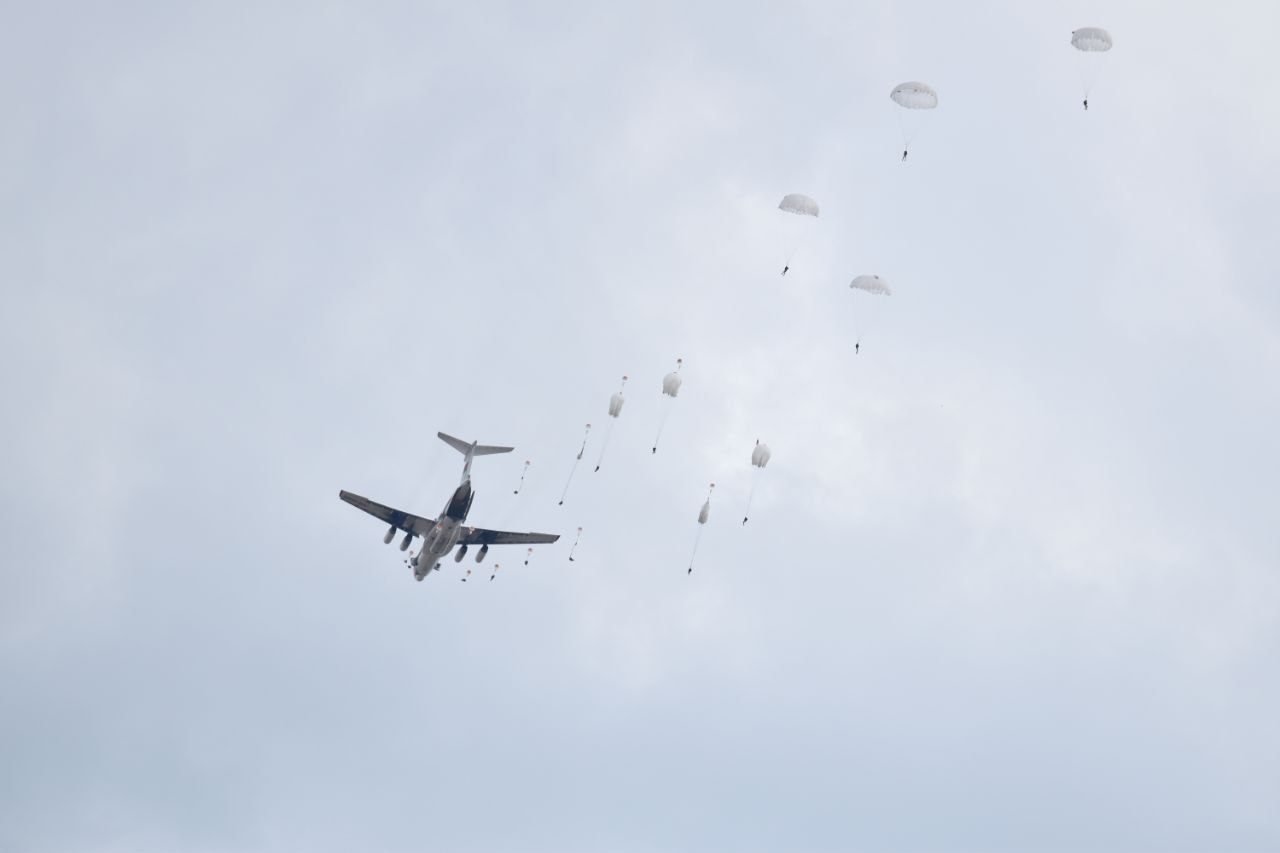 На полигоне «Брестский» более сотни военнослужащих 38-й десантно-штурмовой бригады совершили прыжки с парашютом из самолета Ил-76МД. 