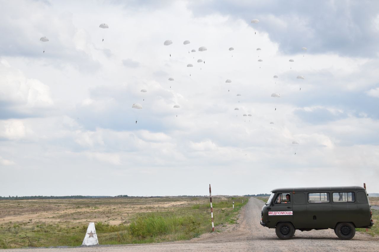 На полигоне «Брестский» более сотни военнослужащих 38-й десантно-штурмовой бригады совершили прыжки с парашютом из самолета Ил-76МД. 