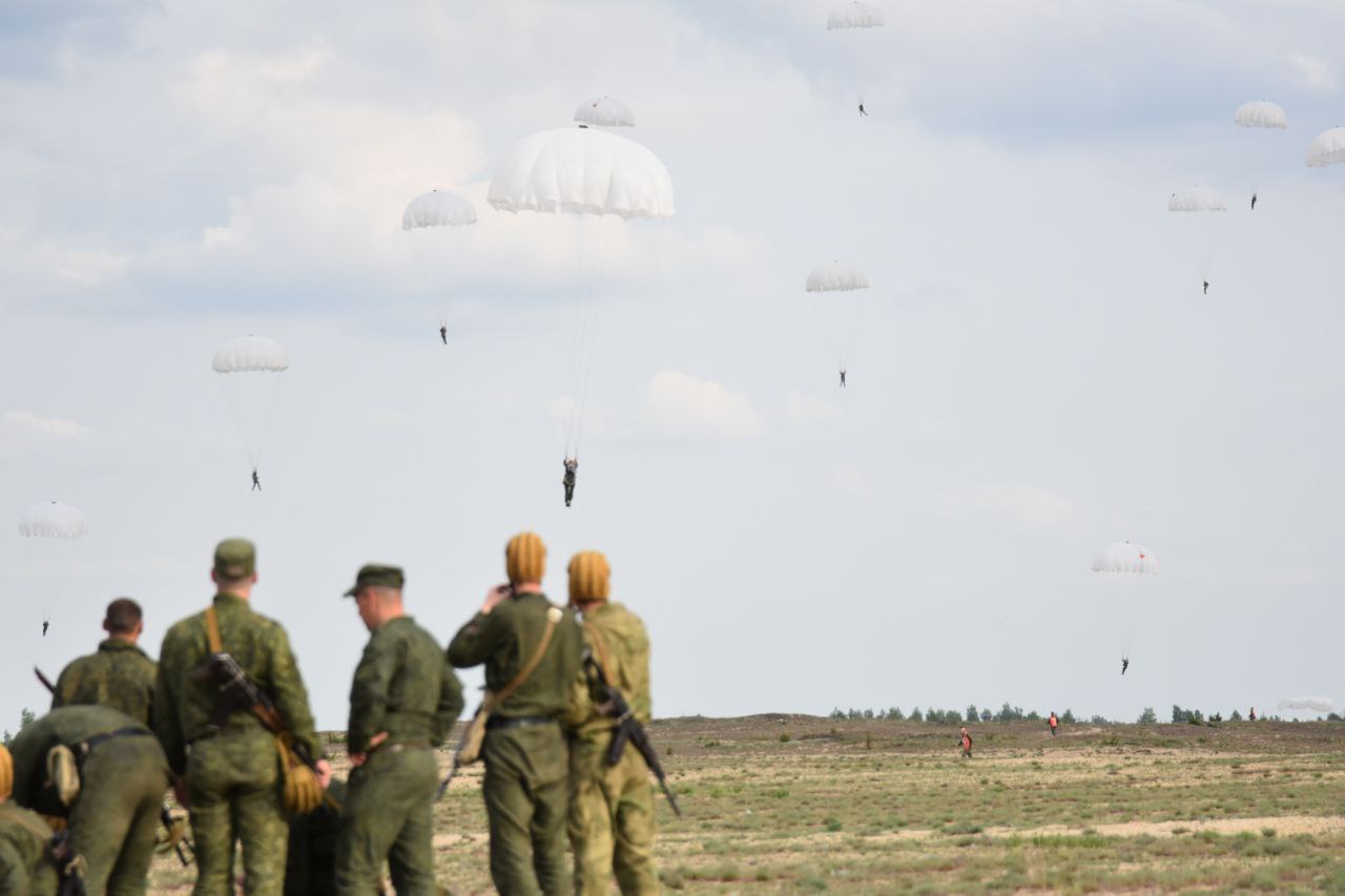 На полигоне «Брестский» более сотни военнослужащих 38-й десантно-штурмовой бригады совершили прыжки с парашютом из самолета Ил-76МД. 