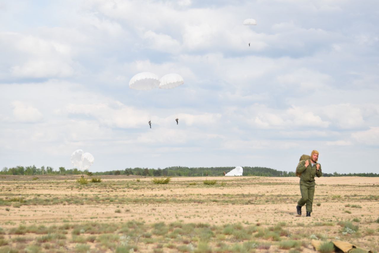 На полигоне «Брестский» более сотни военнослужащих 38-й десантно-штурмовой бригады совершили прыжки с парашютом из самолета Ил-76МД. 