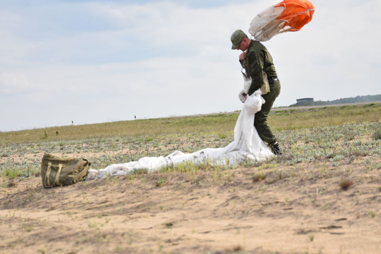 На полигоне «Брестский» более сотни военнослужащих 38-й десантно-штурмовой бригады совершили прыжки с парашютом из самолета Ил-76МД. 