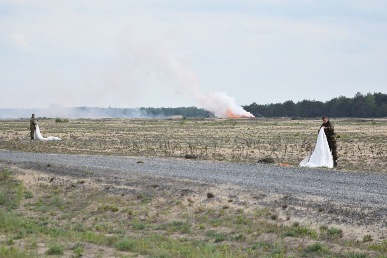 На полигоне «Брестский» более сотни военнослужащих 38-й десантно-штурмовой бригады совершили прыжки с парашютом из самолета Ил-76МД. 