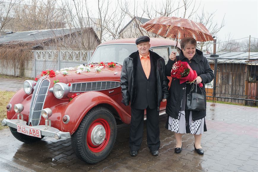 50 лет рука об руку. Семья брестчан о судьбоносном знакомстве, золотой свадьбе и раритетном BMW