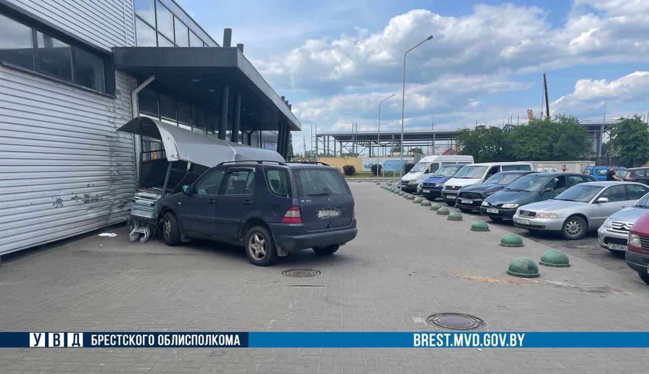 В Пинске пьяный бесправник перепутал педали. Подробности ДТП