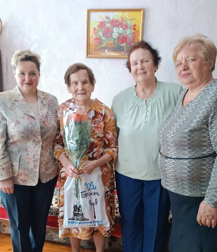 Старейшей жительнице Ленинского района г. Бреста - 103 года.
