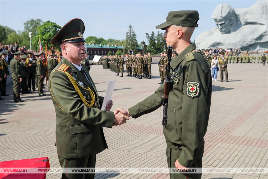 Пограничники, артиллеристы и военнослужащие внутренних войск приняли присягу в Брестской крепости