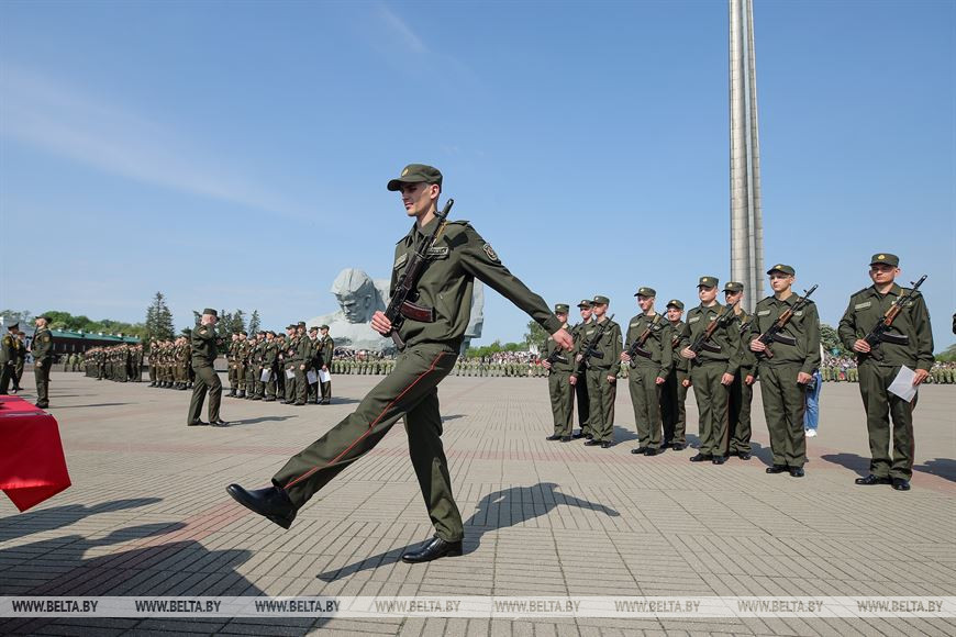 Пограничники, артиллеристы и военнослужащие внутренних войск приняли присягу в Брестской крепости