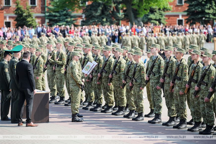 Пограничники, артиллеристы и военнослужащие внутренних войск приняли присягу в Брестской крепости
