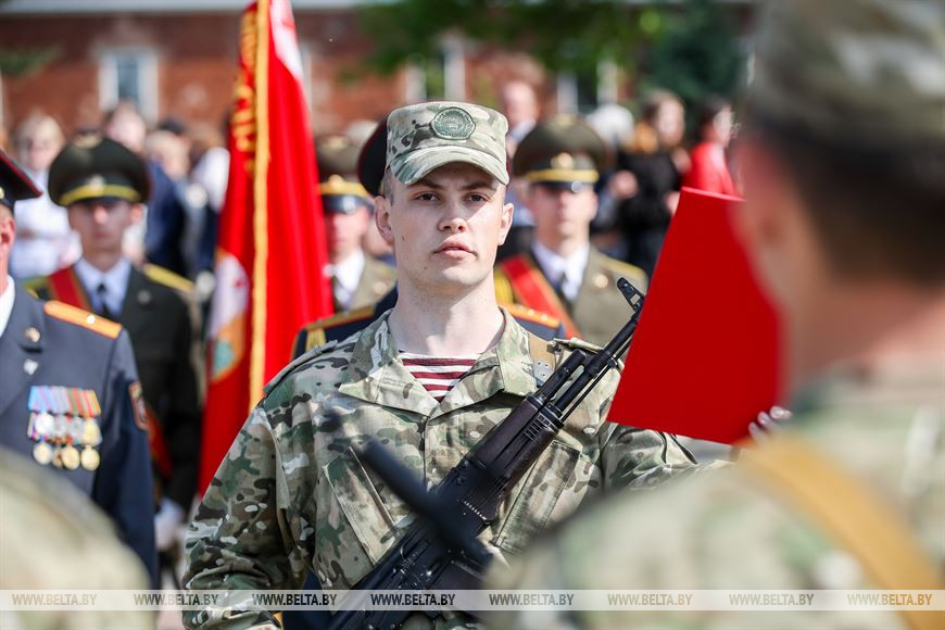 Пограничники, артиллеристы и военнослужащие внутренних войск приняли присягу в Брестской крепости