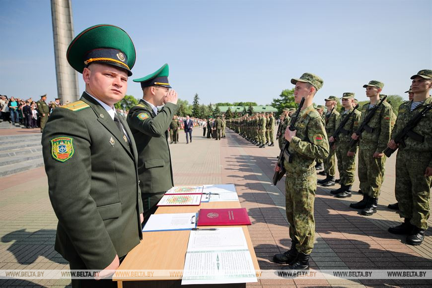 Пограничники, артиллеристы и военнослужащие внутренних войск приняли присягу в Брестской крепости