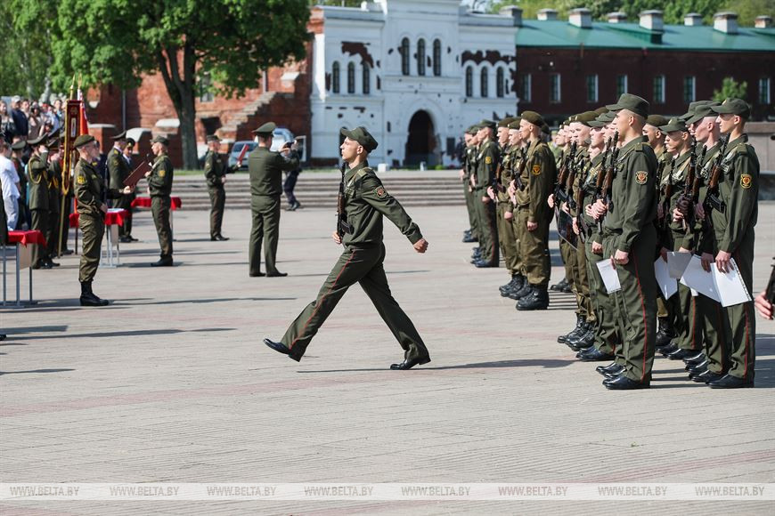 Пограничники, артиллеристы и военнослужащие внутренних войск приняли присягу в Брестской крепости