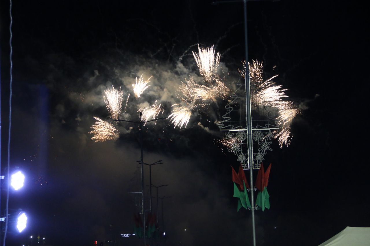 Выступлением Galibri & Mavik и красивым фейерверком завершились празднования 45-летия Московского района Бреста