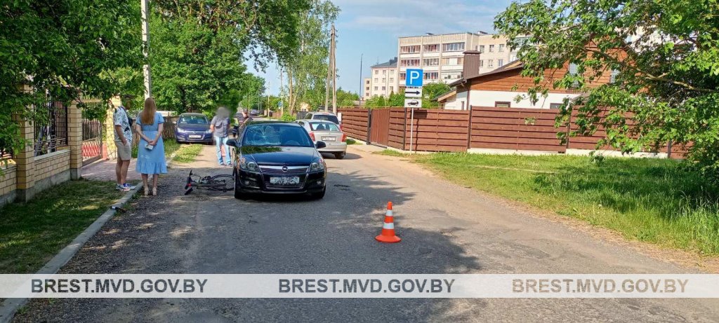 В Барановичах подросток на велосипеде выехал на дорогу и попал под автомобиль