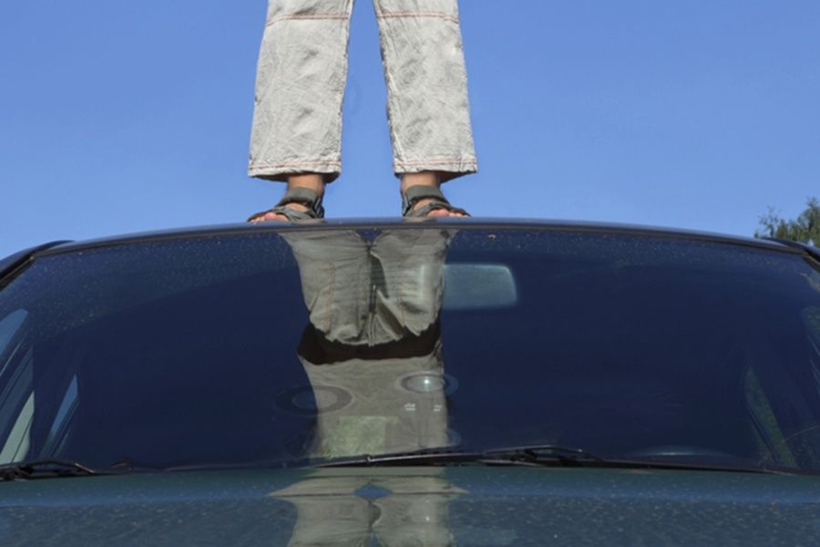 В Беларуси подросток-сирота разгромил автомобиль. Кто ответил за парня?