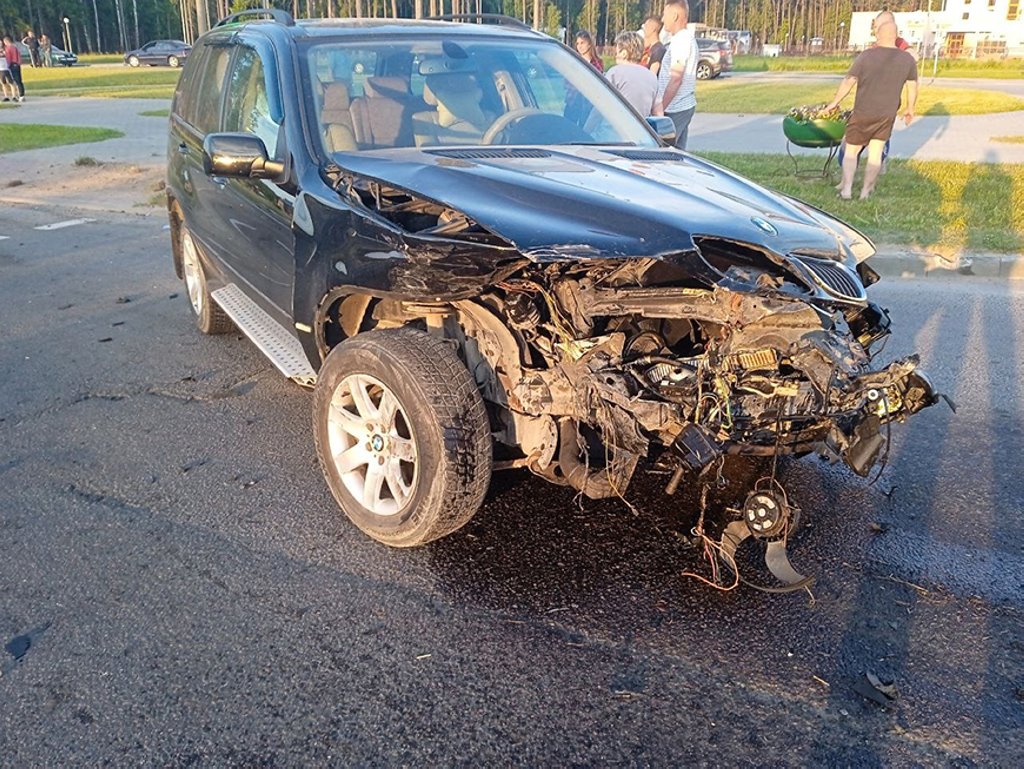 Это точно BMW? Что стало с двумя «баварцами» после жесткого ДТП в Белаурси. Видео удара