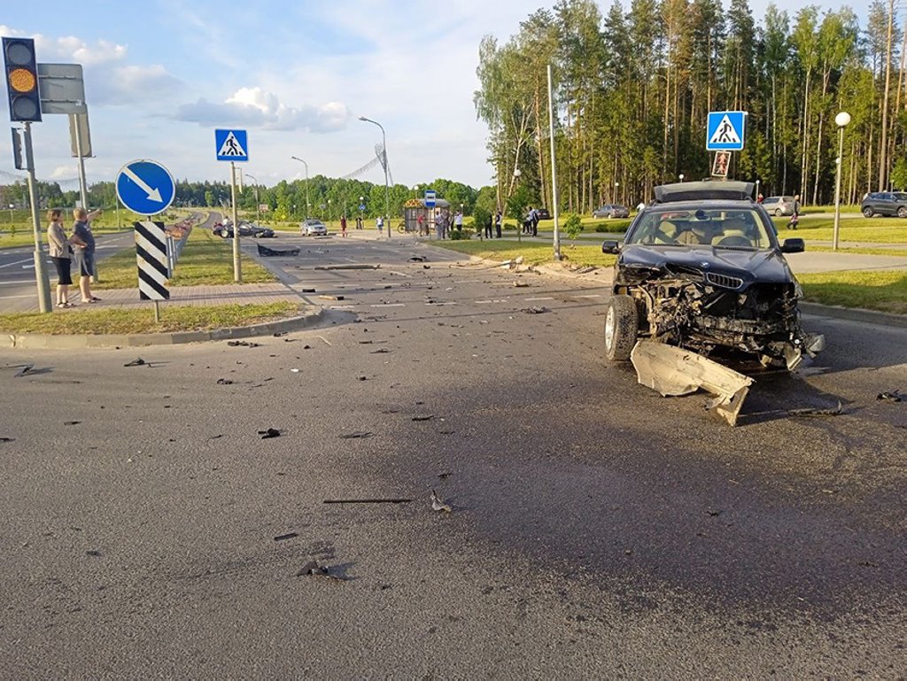 Это точно BMW? Что стало с двумя «баварцами» после жесткого ДТП в Белаурси. Видео удара